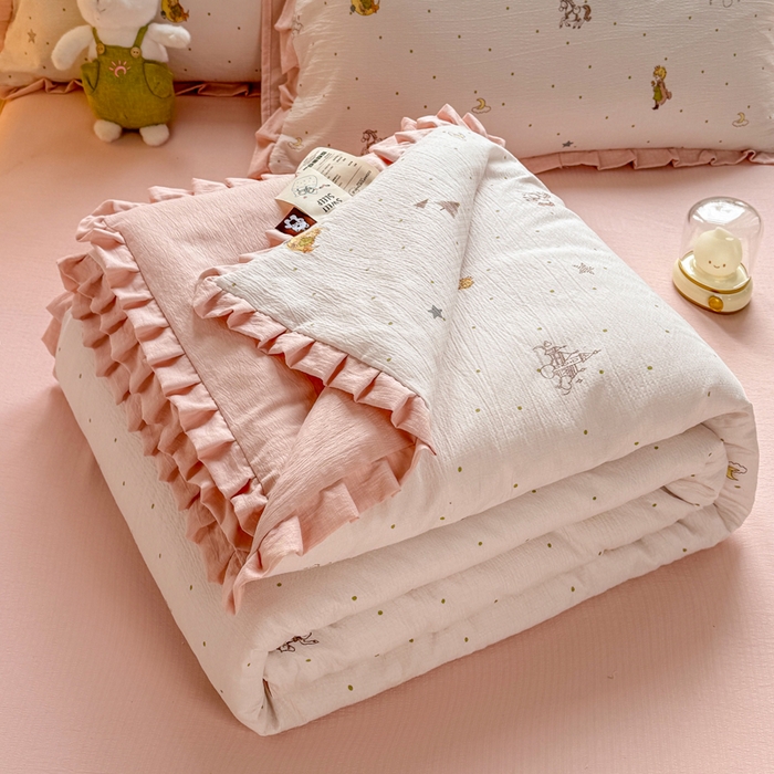 91家纺网 家纺一手货源 找家纺 丽美人家纺 2026新款皱皱纱花边夏被被夏凉被空调被 HB月境骑踪