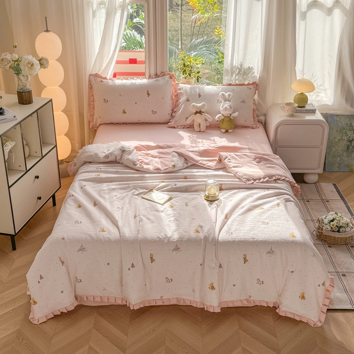 91家纺网 家纺一手货源 找家纺 丽美人家纺 2026新款皱皱纱花边夏被被夏凉被空调被 HB月境骑踪