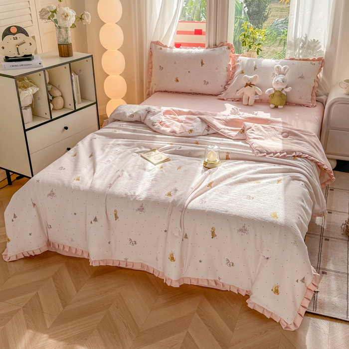 91家纺网 家纺一手货源 找家纺 丽美人家纺 2026新款皱皱纱花边夏被被夏凉被空调被 HB月境骑踪