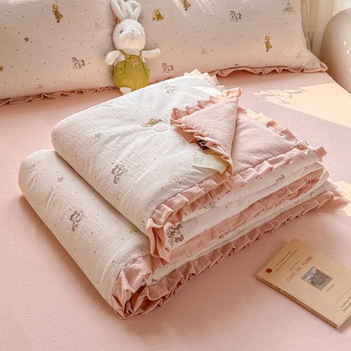 91家纺网 家纺一手货源 找家纺 丽美人家纺 2026新款皱皱纱花边夏被被夏凉被空调被 HB月境骑踪