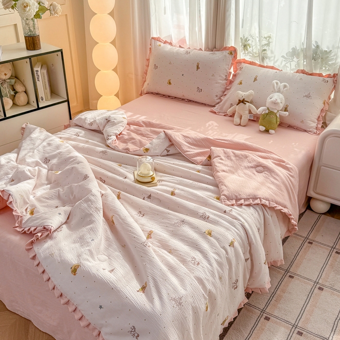 91家纺网 家纺一手货源 找家纺 丽美人家纺 2026新款皱皱纱花边夏被被夏凉被空调被 HB月境骑踪