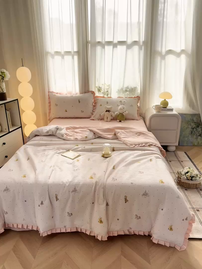 91家纺网 家纺一手货源 找家纺 丽美人家纺 2026新款皱皱纱花边夏被被夏凉被空调被 HB月境骑踪