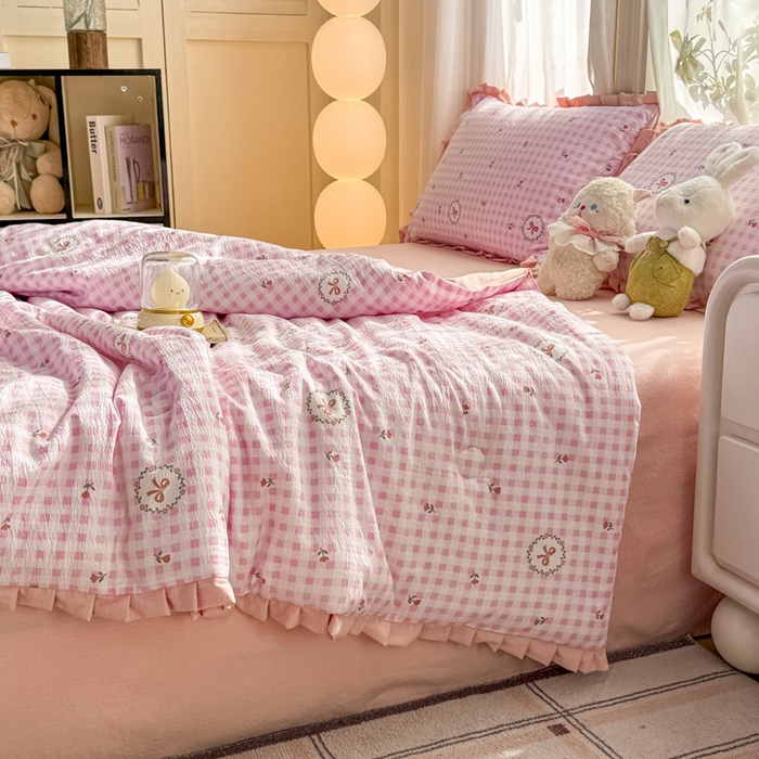 91家纺网 家纺一手货源 找家纺 丽美人家纺 2026新款皱皱纱花边夏被被夏凉被空调被 HB格子蝴蝶结