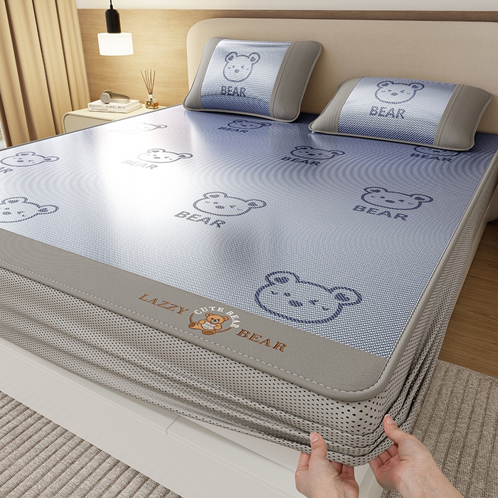 91家纺网 家纺一手货源 找家纺 （总）福来临家纺 2026新款卡皮巴拉小熊款冰藤刺绣凉感席席子凉席-床笠款