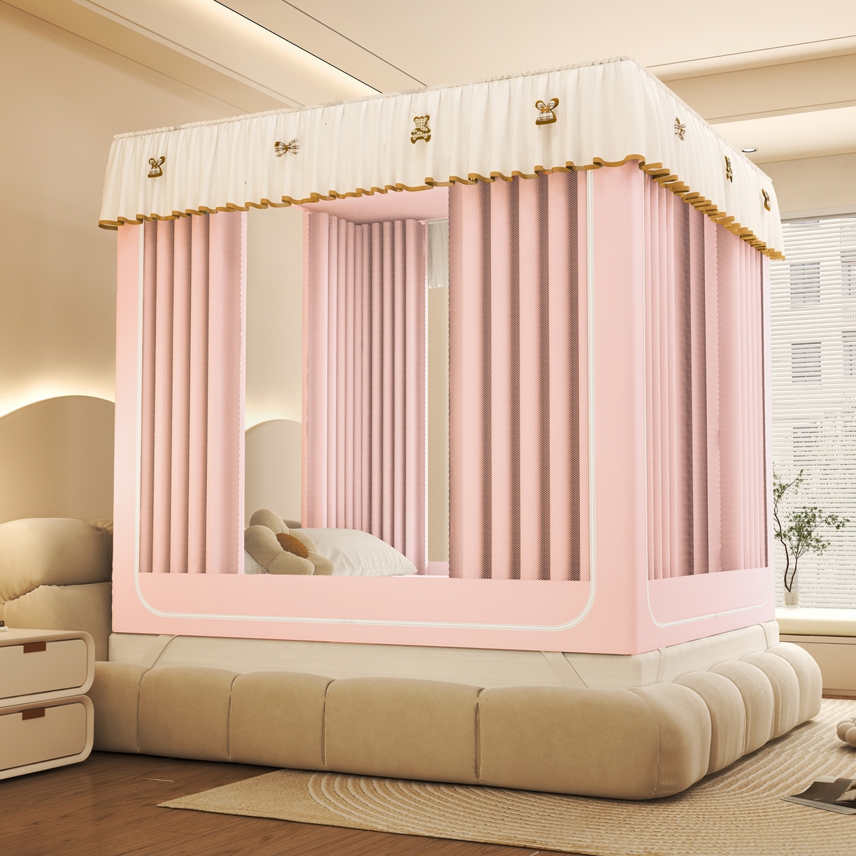 91家纺网 家纺一手货源 找家纺 （总）初心家纺 2026春夏新款DIY小熊防尘顶遮光坐床蚊帐