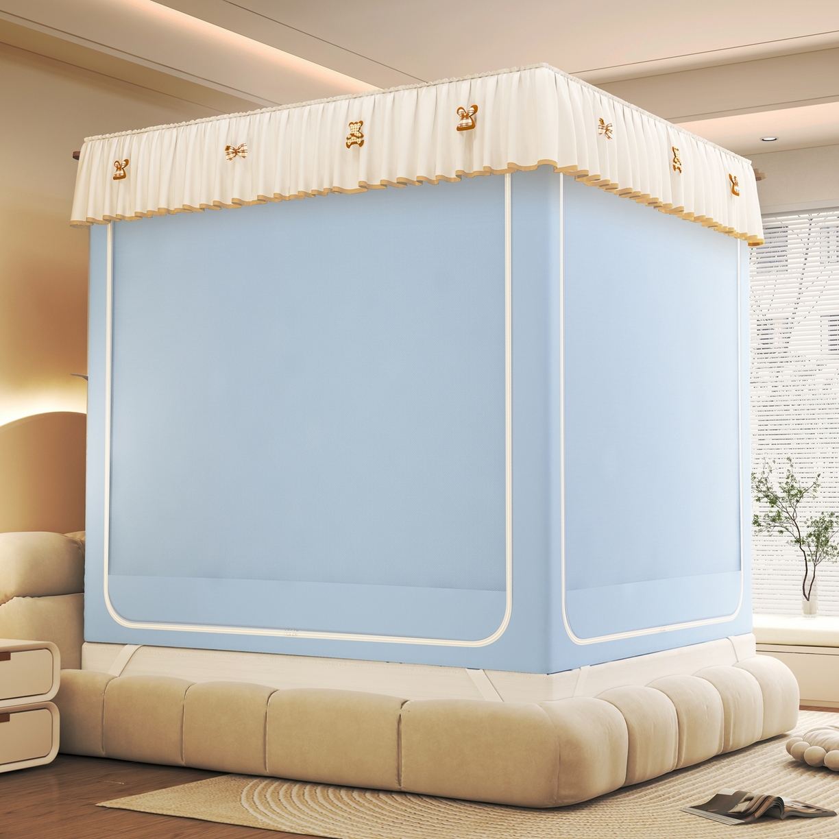 91家纺网 家纺一手货源 找家纺 初心家纺 2026春夏新款DIY小熊防尘顶遮光坐床蚊帐 天蓝  (五面遮光）