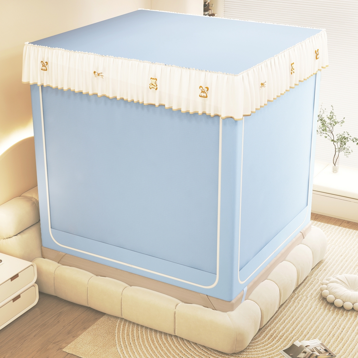 91家纺网 家纺一手货源 找家纺 初心家纺 2026春夏新款DIY小熊防尘顶遮光坐床蚊帐 天蓝  (五面遮光）