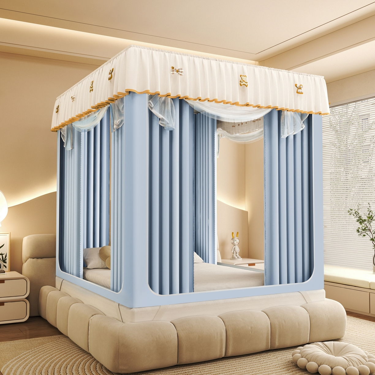 91家纺网 家纺一手货源 找家纺 初心家纺 2026春夏新款DIY小熊防尘顶遮光坐床蚊帐 天蓝  (五面遮光）