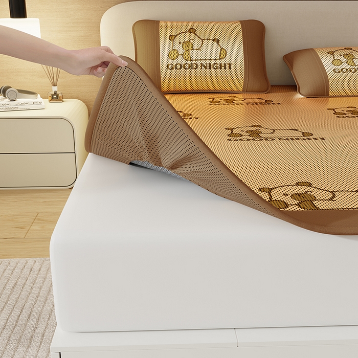 91家纺网 家纺一手货源 找家纺 福来临家纺 2026新款卡皮巴拉小熊款冰藤刺绣凉感席席子凉席-床笠款 冰藤卡皮巴拉-咖-床笠款