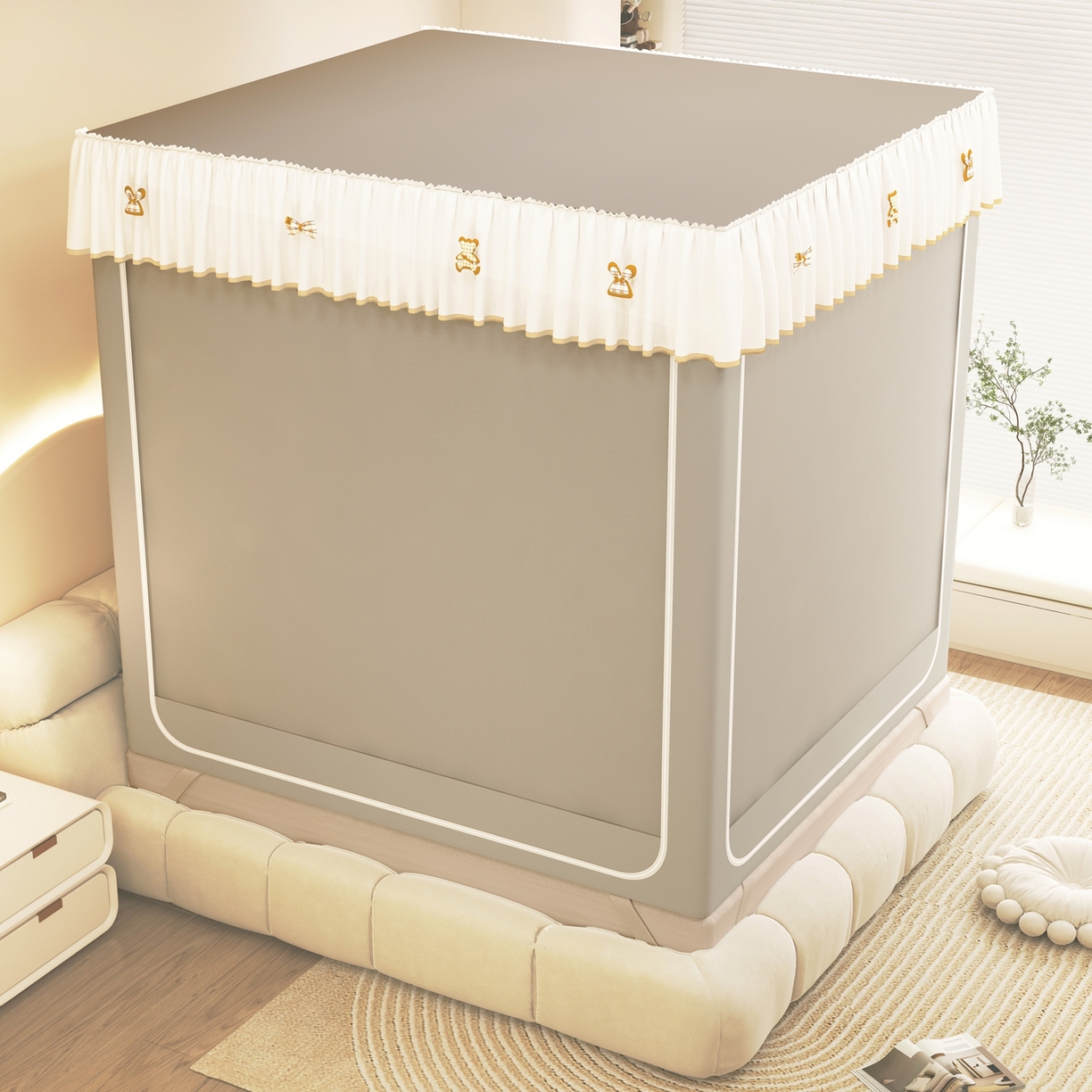 91家纺网 家纺一手货源 找家纺 初心家纺 2026春夏新款DIY小熊防尘顶遮光坐床蚊帐 浅灰  (五面遮光）