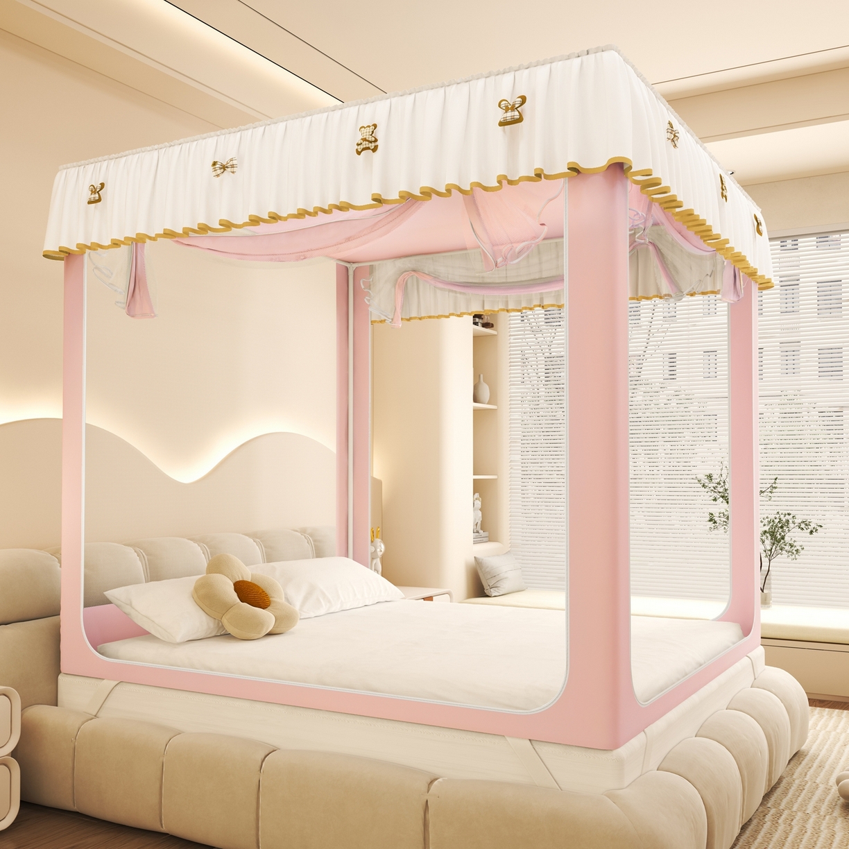 91家纺网 家纺一手货源 找家纺 初心家纺 2026春夏新款DIY小熊防尘顶遮光坐床蚊帐 粉玉（防尘顶无帘）