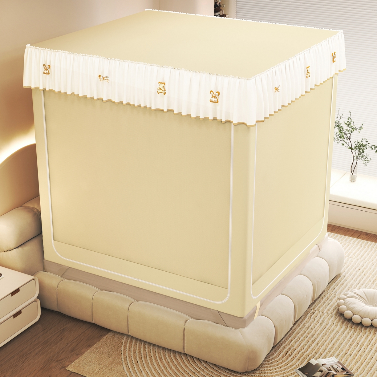 91家纺网 家纺一手货源 找家纺 初心家纺 2026春夏新款DIY小熊防尘顶遮光坐床蚊帐 米黄  (五面遮光）