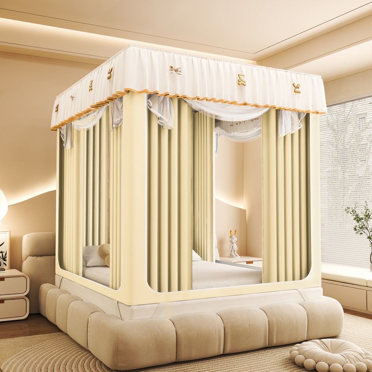 91家纺网 家纺一手货源 找家纺 初心家纺 2026春夏新款DIY小熊防尘顶遮光坐床蚊帐 米黄  (五面遮光）
