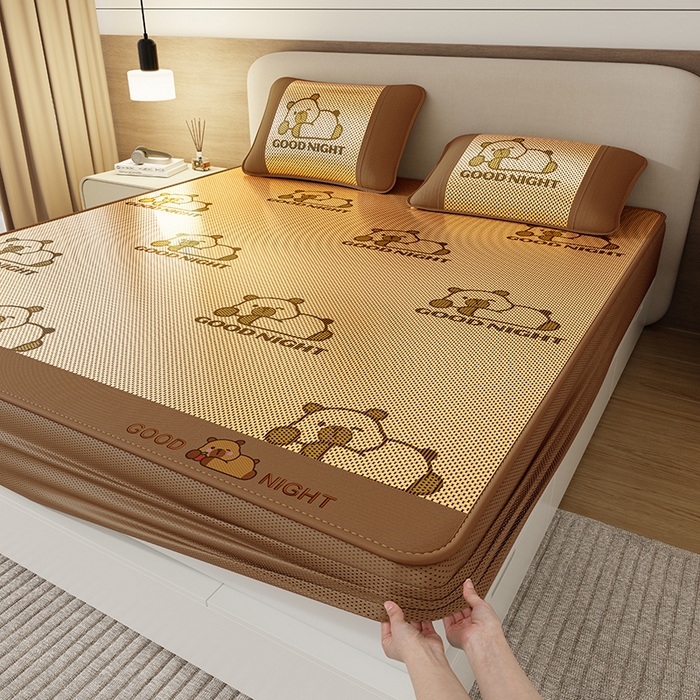 91家纺网 家纺一手货源 找家纺 福来临家纺 2026新款卡皮巴拉小熊款冰藤刺绣凉感席席子凉席-床笠款 冰藤卡皮巴拉-咖-床笠款