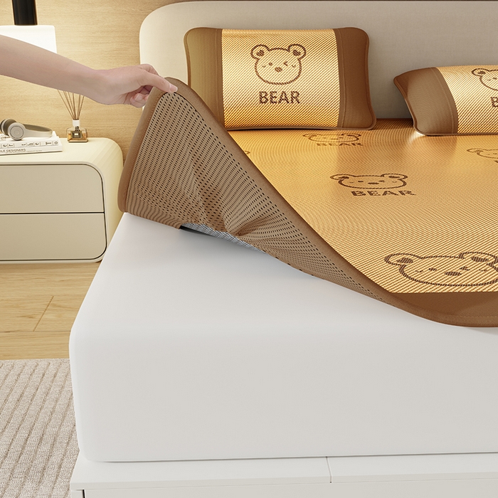 91家纺网 家纺一手货源 找家纺 福来临家纺 2026新款卡皮巴拉小熊款冰藤刺绣凉感席席子凉席-床笠款 冰藤小熊-咖-床笠款