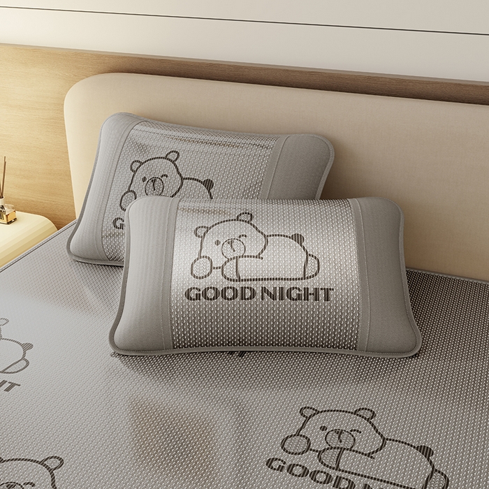 91家纺网 家纺一手货源 找家纺 福来临家纺 2026新款卡皮巴拉小熊款冰藤刺绣凉感席席子凉席-床笠款 冰藤卡皮巴拉-灰-床笠款