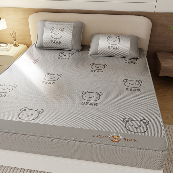 91家纺网 家纺一手货源 找家纺 福来临家纺 2026新款卡皮巴拉小熊款冰藤刺绣凉感席席子凉席-床笠款 冰藤小熊-灰-床笠款