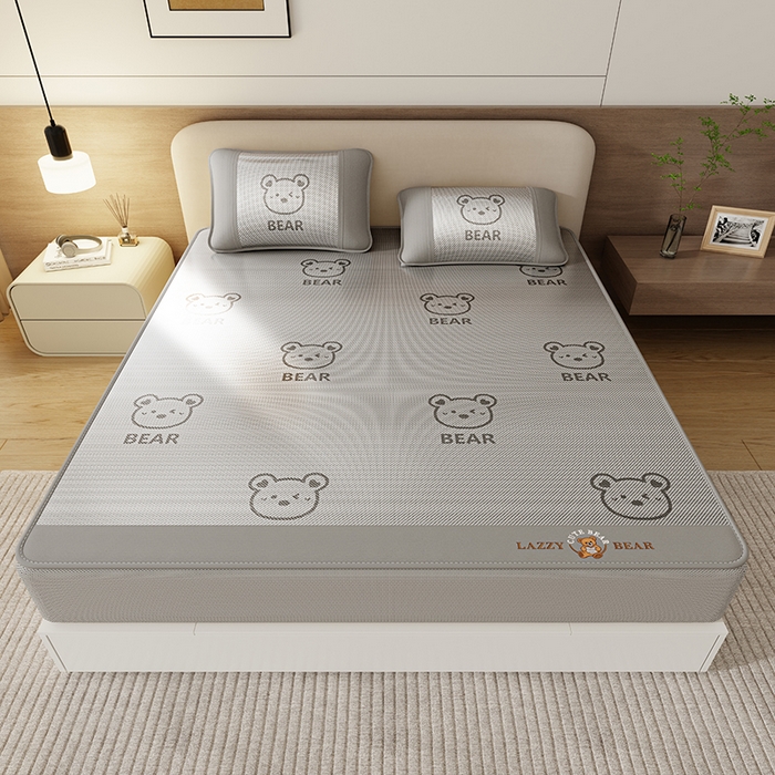 91家纺网 家纺一手货源 找家纺 福来临家纺 2026新款卡皮巴拉小熊款冰藤刺绣凉感席席子凉席-床笠款 冰藤小熊-灰-床笠款