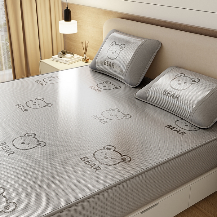 91家纺网 家纺一手货源 找家纺 福来临家纺 2026新款卡皮巴拉小熊款冰藤刺绣凉感席席子凉席-床笠款 冰藤小熊-灰-床笠款