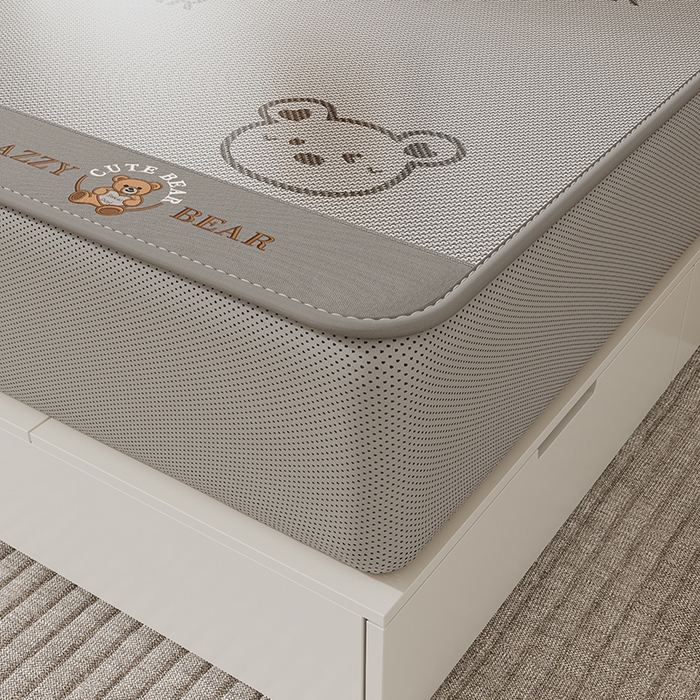 91家纺网 家纺一手货源 找家纺 福来临家纺 2026新款卡皮巴拉小熊款冰藤刺绣凉感席席子凉席-床笠款 冰藤小熊-灰-床笠款