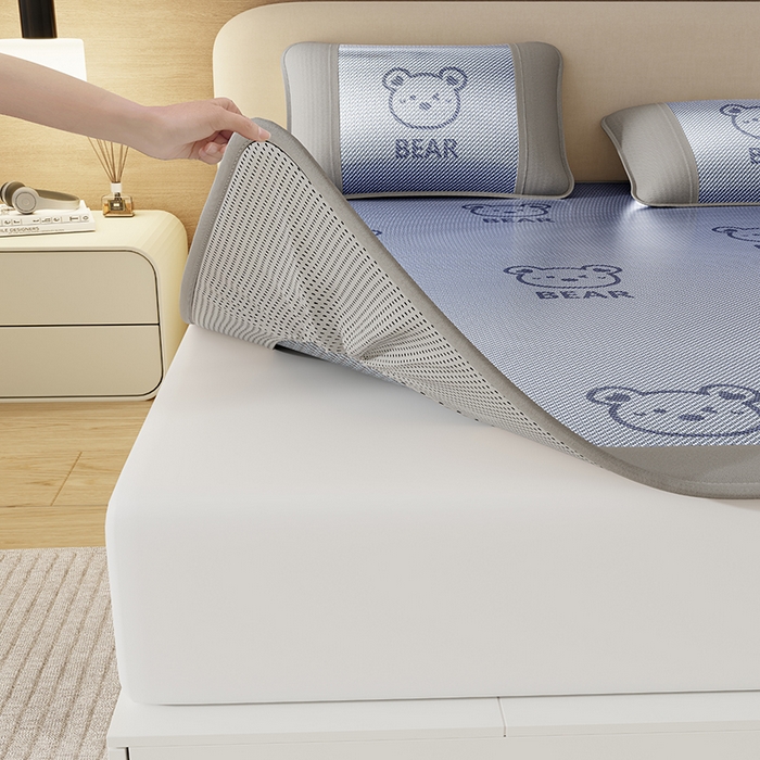 91家纺网 家纺一手货源 找家纺 福来临家纺 2026新款卡皮巴拉小熊款冰藤刺绣凉感席席子凉席-床笠款 冰藤小熊-蓝-床笠款