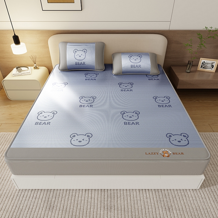 91家纺网 家纺一手货源 找家纺 福来临家纺 2026新款卡皮巴拉小熊款冰藤刺绣凉感席席子凉席-床笠款 冰藤小熊-蓝-床笠款