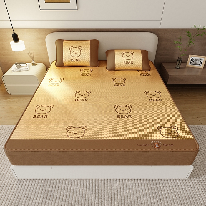 91家纺网 家纺一手货源 找家纺 福来临家纺 2026新款卡皮巴拉小熊款冰藤刺绣凉感席席子凉席-床笠款 冰藤小熊-咖-床笠款