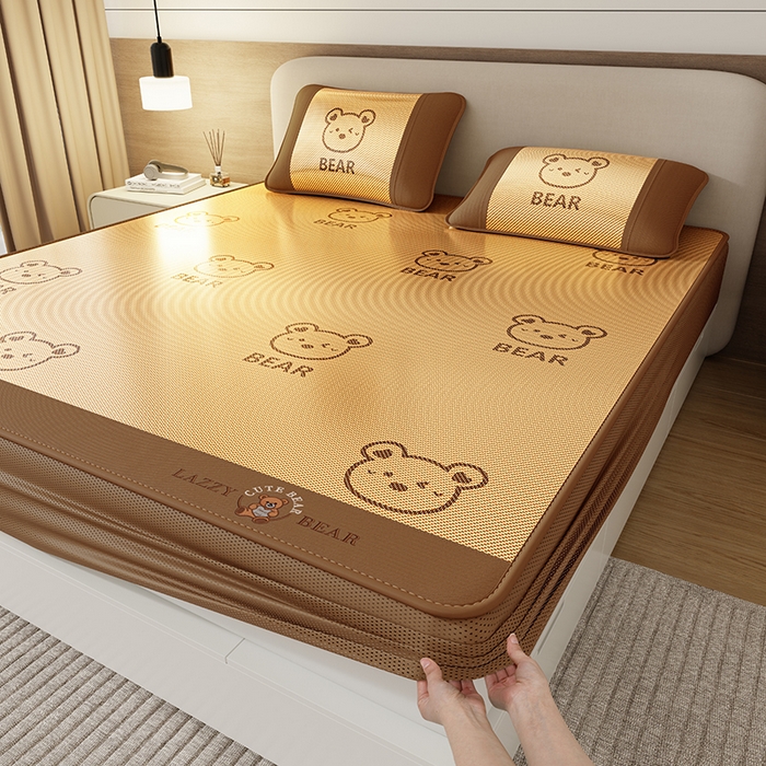 91家纺网 家纺一手货源 找家纺 福来临家纺 2026新款卡皮巴拉小熊款冰藤刺绣凉感席席子凉席-床笠款 冰藤小熊-咖-床笠款