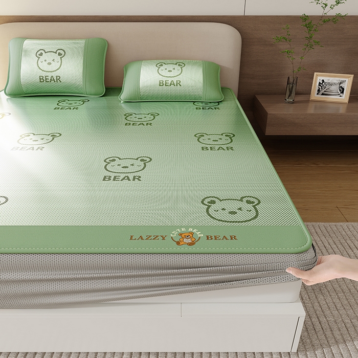 91家纺网 家纺一手货源 找家纺 福来临家纺 2026新款卡皮巴拉小熊款冰藤刺绣凉感席席子凉席-床笠款 冰藤小熊-绿-床笠款