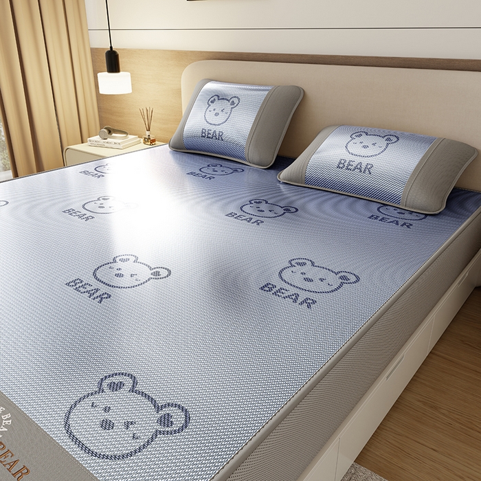 91家纺网 家纺一手货源 找家纺 福来临家纺 2026新款卡皮巴拉小熊款冰藤刺绣凉感席席子凉席-床笠款 冰藤小熊-蓝-床笠款