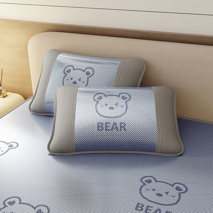 91家纺网 家纺一手货源 找家纺 福来临家纺 2026新款卡皮巴拉小熊款冰藤刺绣凉感席席子凉席-床笠款 冰藤小熊-蓝-床笠款