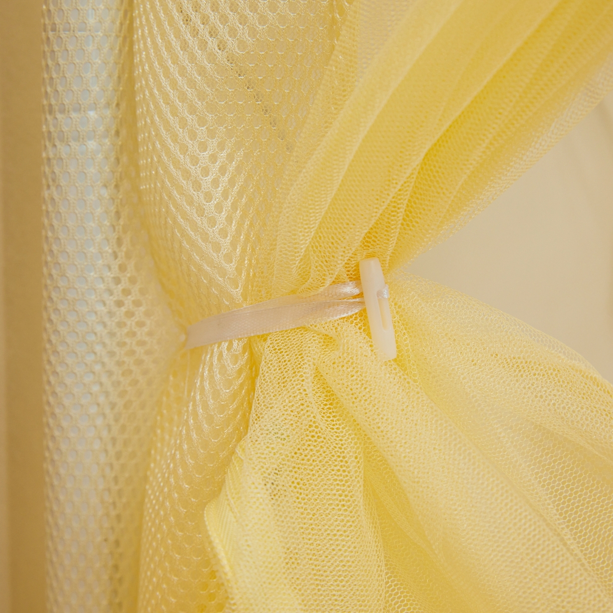 91家纺网 家纺一手货源 找家纺 艺利轩蚊帐 2026新款双层花边三开门坐床蚊帐 浅海之梦-柠檬黄