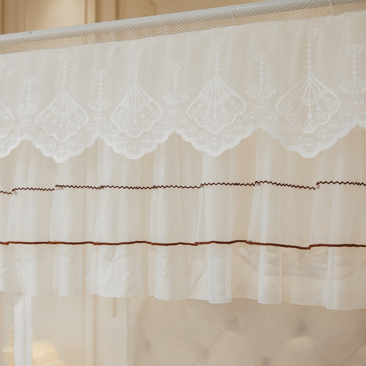 91家纺网 家纺一手货源 找家纺 艺利轩蚊帐 2026新款双层花边三开门坐床蚊帐 浅海之梦-优雅白