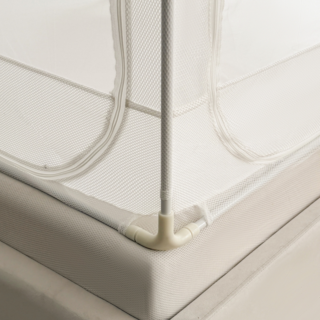 91家纺网 家纺一手货源 找家纺 艺利轩蚊帐 2026新款双层花边三开门坐床蚊帐 浅海之梦-优雅白