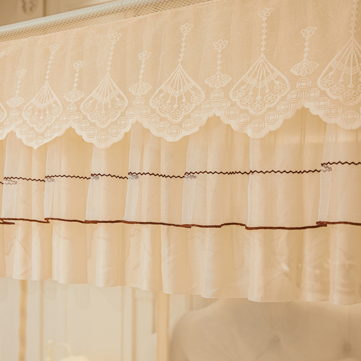 91家纺网 家纺一手货源 找家纺 艺利轩蚊帐 2026新款双层花边三开门坐床蚊帐 浅海之梦-香槟色