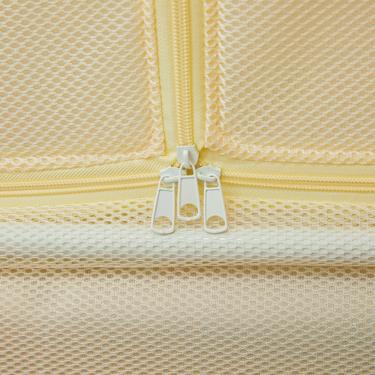 91家纺网 家纺一手货源 找家纺 艺利轩蚊帐 2026新款双层花边三开门坐床蚊帐 浅海之梦-柠檬黄