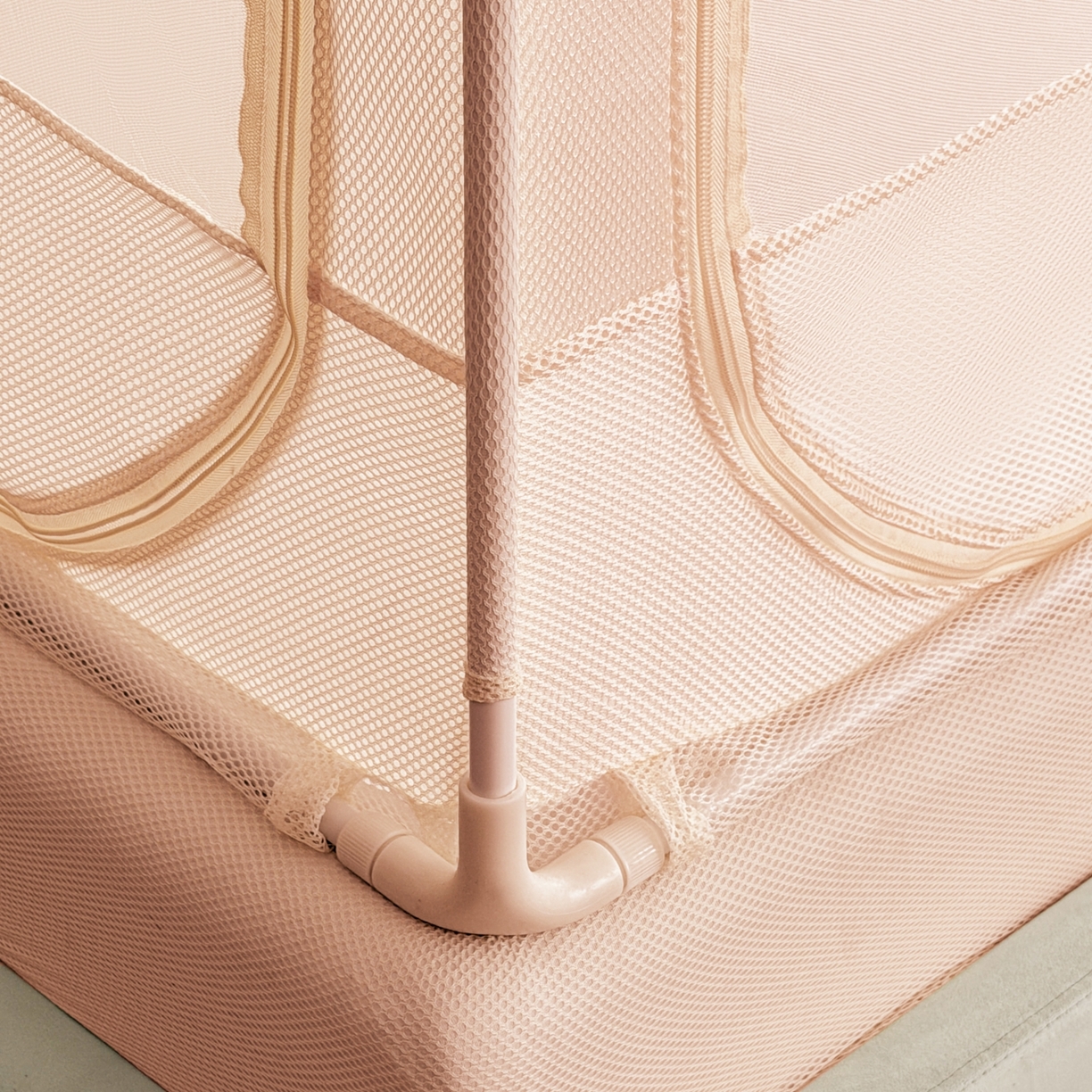 91家纺网 家纺一手货源 找家纺 艺利轩蚊帐 2026新款双层花边三开门坐床蚊帐 浅海之梦-玉色