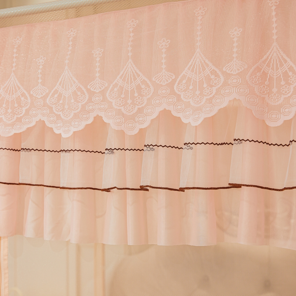 91家纺网 家纺一手货源 找家纺 艺利轩蚊帐 2026新款双层花边三开门坐床蚊帐 浅海之梦-玉色