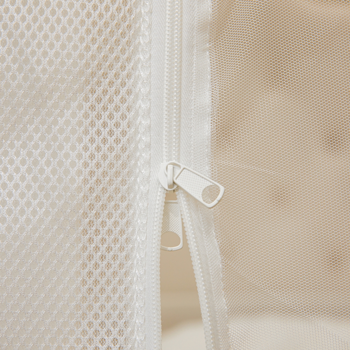 91家纺网 家纺一手货源 找家纺 艺利轩蚊帐 2026新款双层花边三开门坐床蚊帐 浅海之梦-优雅白