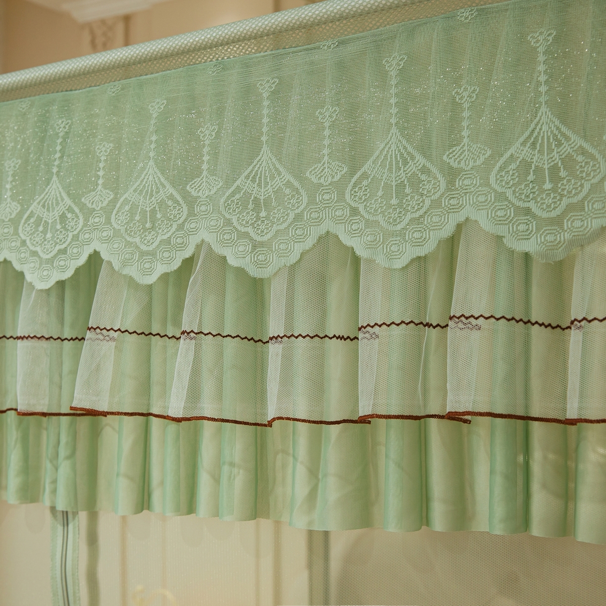 91家纺网 家纺一手货源 找家纺 艺利轩蚊帐 2026新款双层花边三开门坐床蚊帐 浅海之梦-绿色