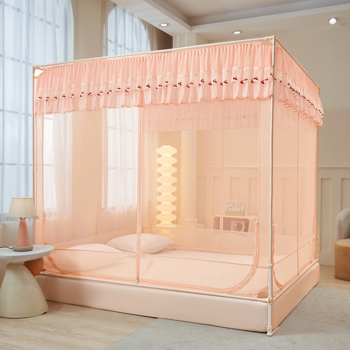 91家纺网 家纺一手货源 找家纺 艺利轩蚊帐 2026新款樱桃三开门坐床蚊帐 樱桃-蜜桃粉