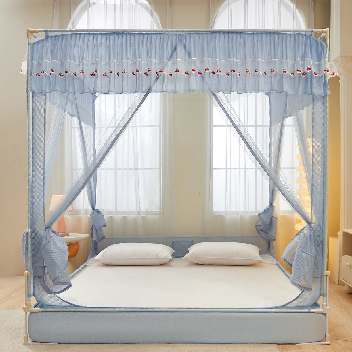 91家纺网 家纺一手货源 找家纺 艺利轩蚊帐 2026新款樱桃三开门坐床蚊帐 樱桃-天空蓝
