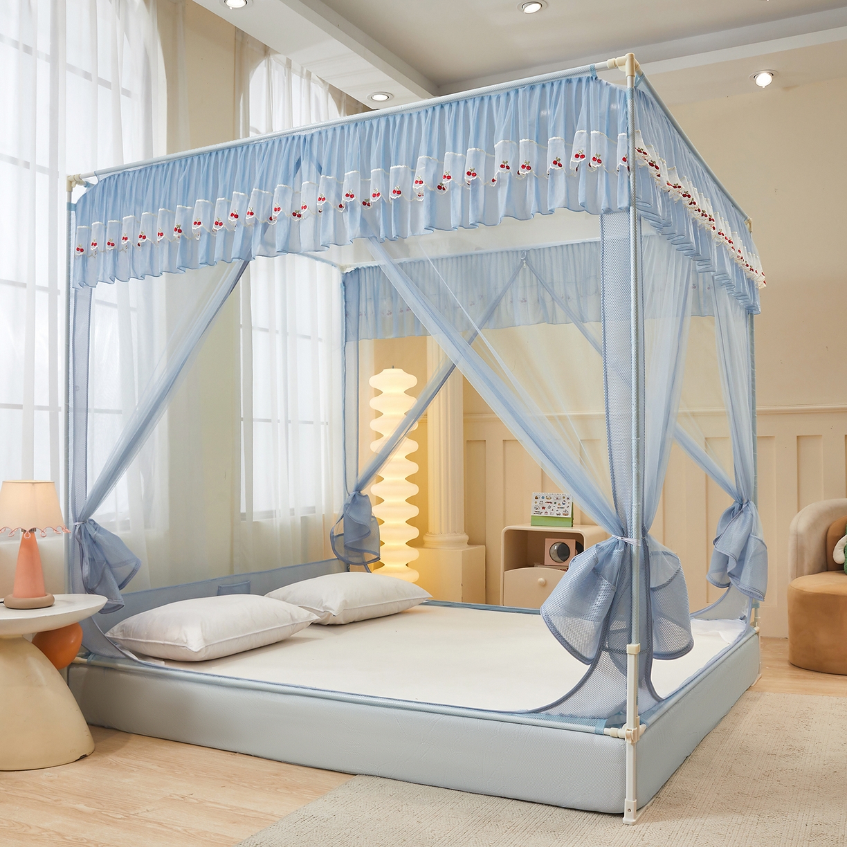 91家纺网 家纺一手货源 找家纺 艺利轩蚊帐 2026新款樱桃三开门坐床蚊帐 樱桃-天空蓝