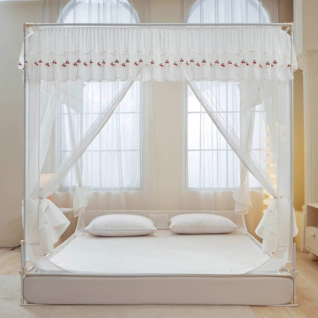 91家纺网 家纺一手货源 找家纺 艺利轩蚊帐 2026新款樱桃三开门坐床蚊帐 樱桃-极光白