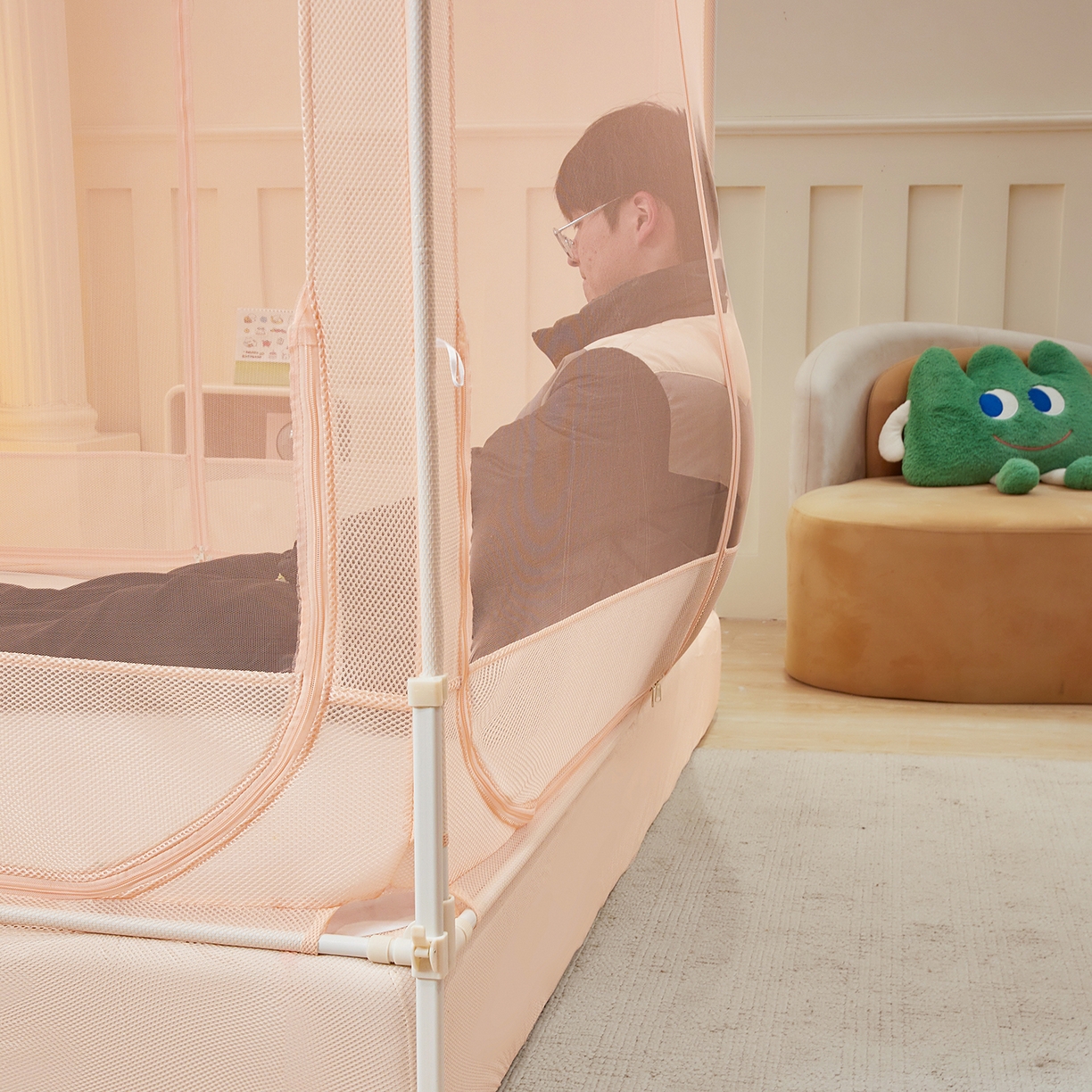 91家纺网 家纺一手货源 找家纺 艺利轩蚊帐 2026新款樱桃三开门坐床蚊帐 樱桃-蜜桃粉