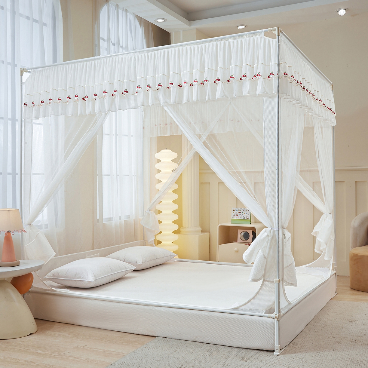 91家纺网 家纺一手货源 找家纺 艺利轩蚊帐 2026新款樱桃三开门坐床蚊帐 樱桃-极光白