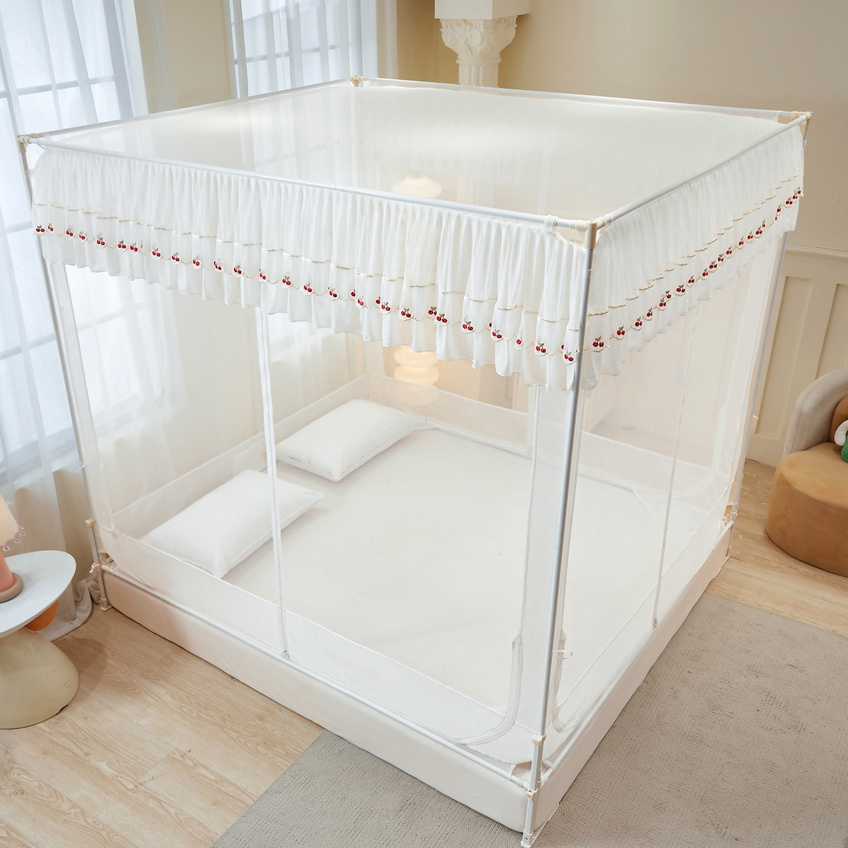 91家纺网 家纺一手货源 找家纺 艺利轩蚊帐 2026新款樱桃三开门坐床蚊帐 樱桃-极光白