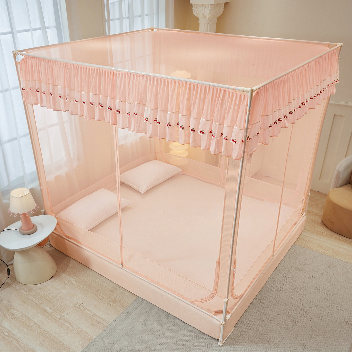 91家纺网 家纺一手货源 找家纺 艺利轩蚊帐 2026新款樱桃三开门坐床蚊帐 樱桃-蜜桃粉