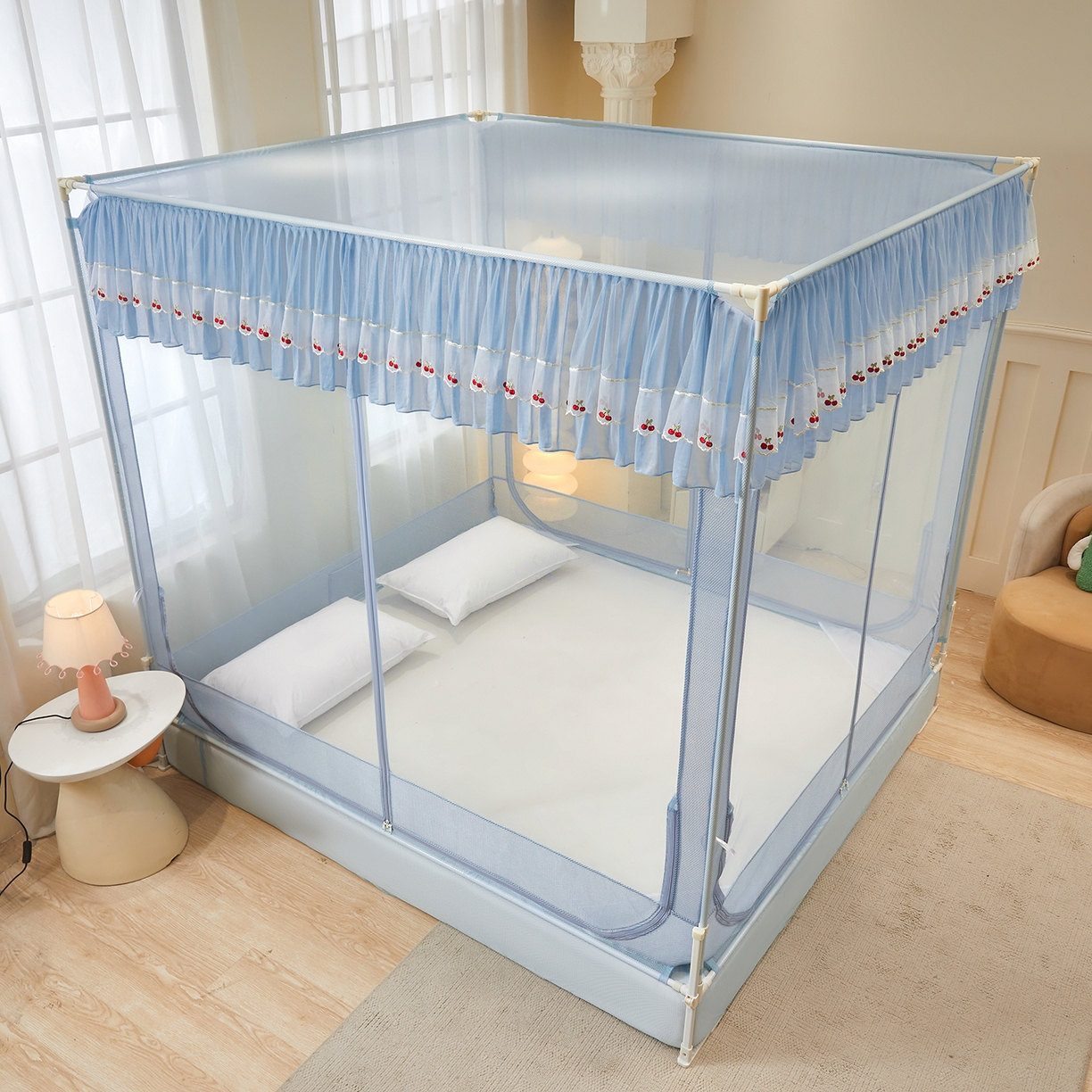 91家纺网 家纺一手货源 找家纺 艺利轩蚊帐 2026新款樱桃三开门坐床蚊帐 樱桃-天空蓝