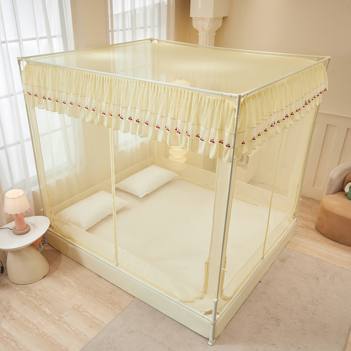 91家纺网 家纺一手货源 找家纺 艺利轩蚊帐 2026新款樱桃三开门坐床蚊帐 樱桃-米黄